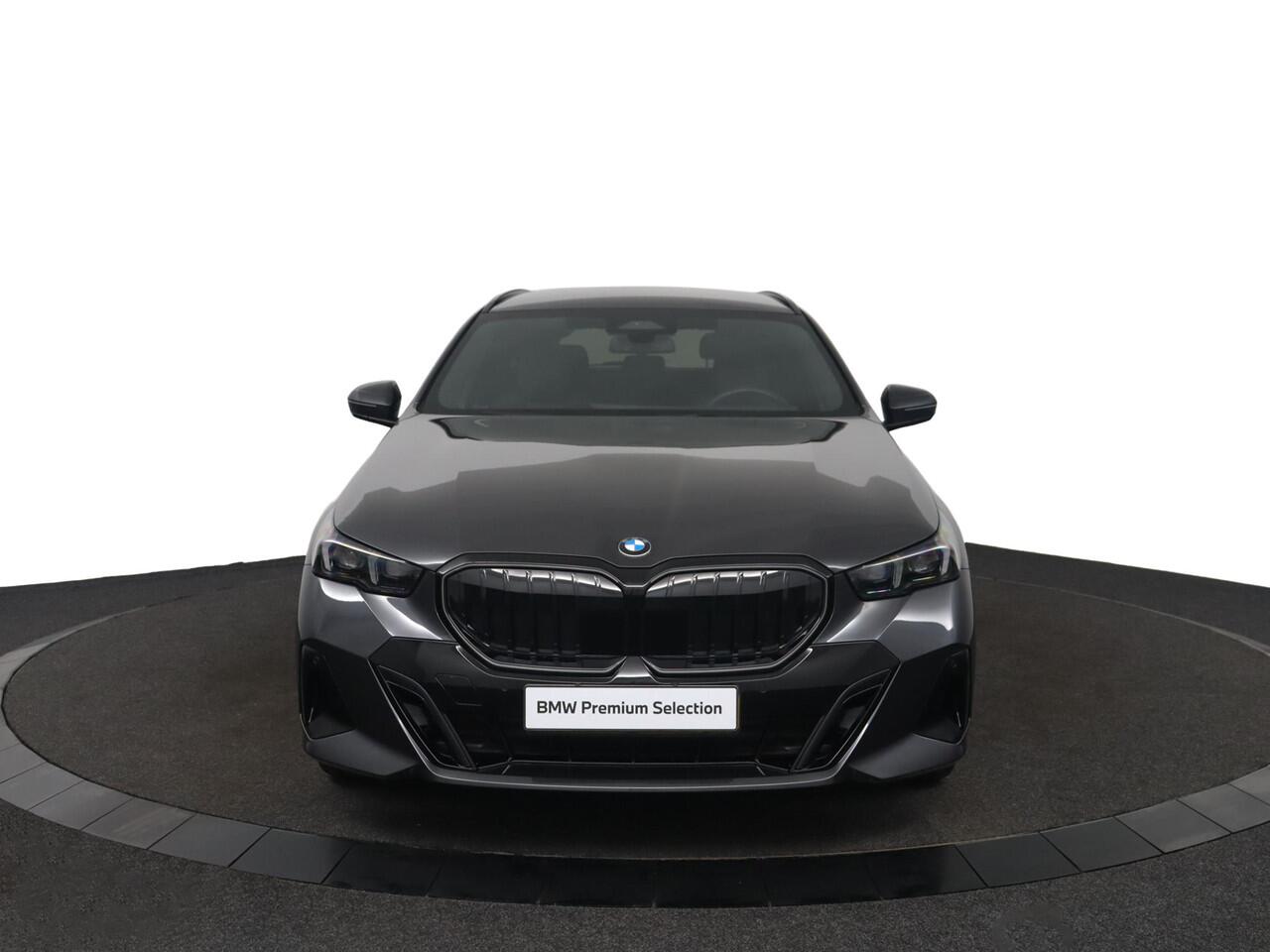 BMW 5-SERIE Touring 520i | M Sportpakket Pro | Driving Assistant Plus | Panoramadak | Harman/Kardon | Adaptieve LED koplampen | Iconic Glow |