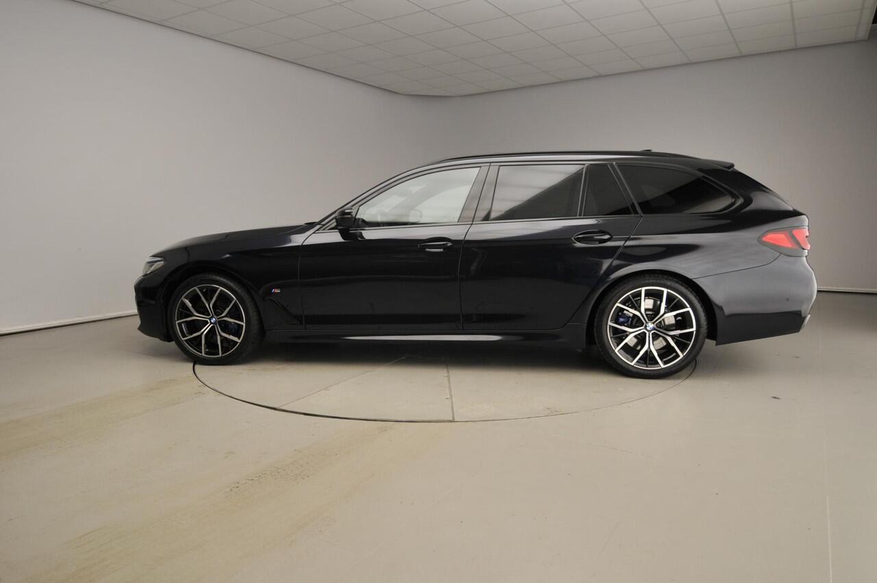BMW 5-SERIE Touring 540d xDrive M-Sportpakket / Trekhaak / Panoramadak / Standkachel / Harman-Kardon / Head-up / Active cruise / Alu wielen 19 inch