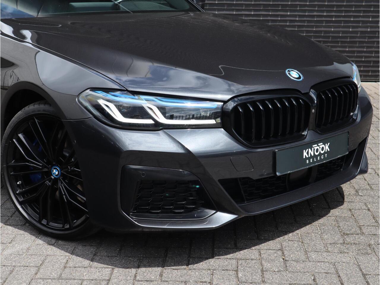 BMW 5-SERIE Sedan 545e xDrive High Executive M Sport Pakket Automaat / Live Cockpit Professional / Schuif-/kanteldak / Comfortstoelen / 20 Inch / M Sportremsysteem / Laserlicht / Driving Assistant Professional / Hifi / Stoelventilatie