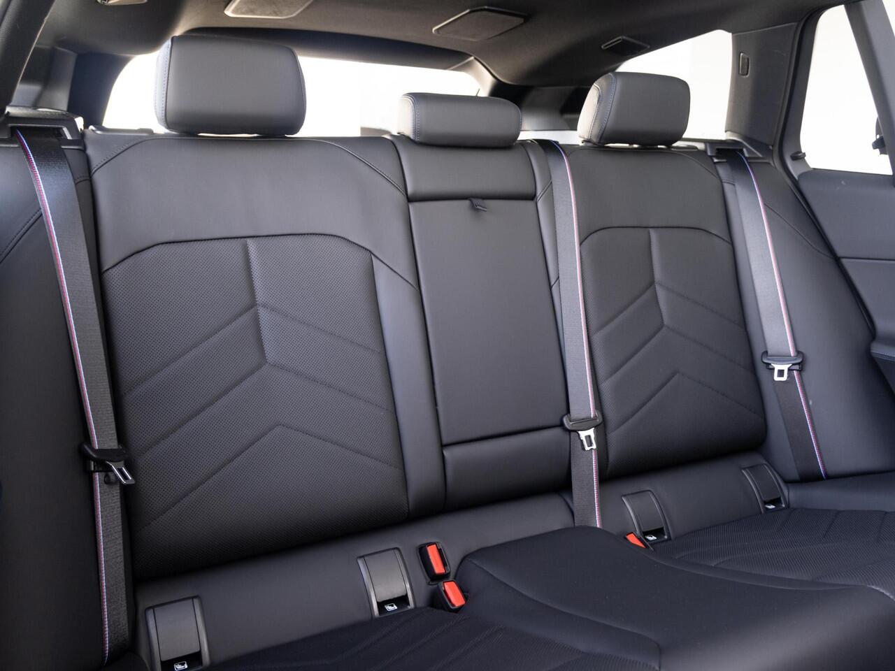 BMW 5-SERIE Touring 530e xDrive | M Sportpakket Pro | Innovation Pack | Bowers & Wilkins | Verwarmd Stuurwiel | Comfort Access | Panoramadak | Trekhaak