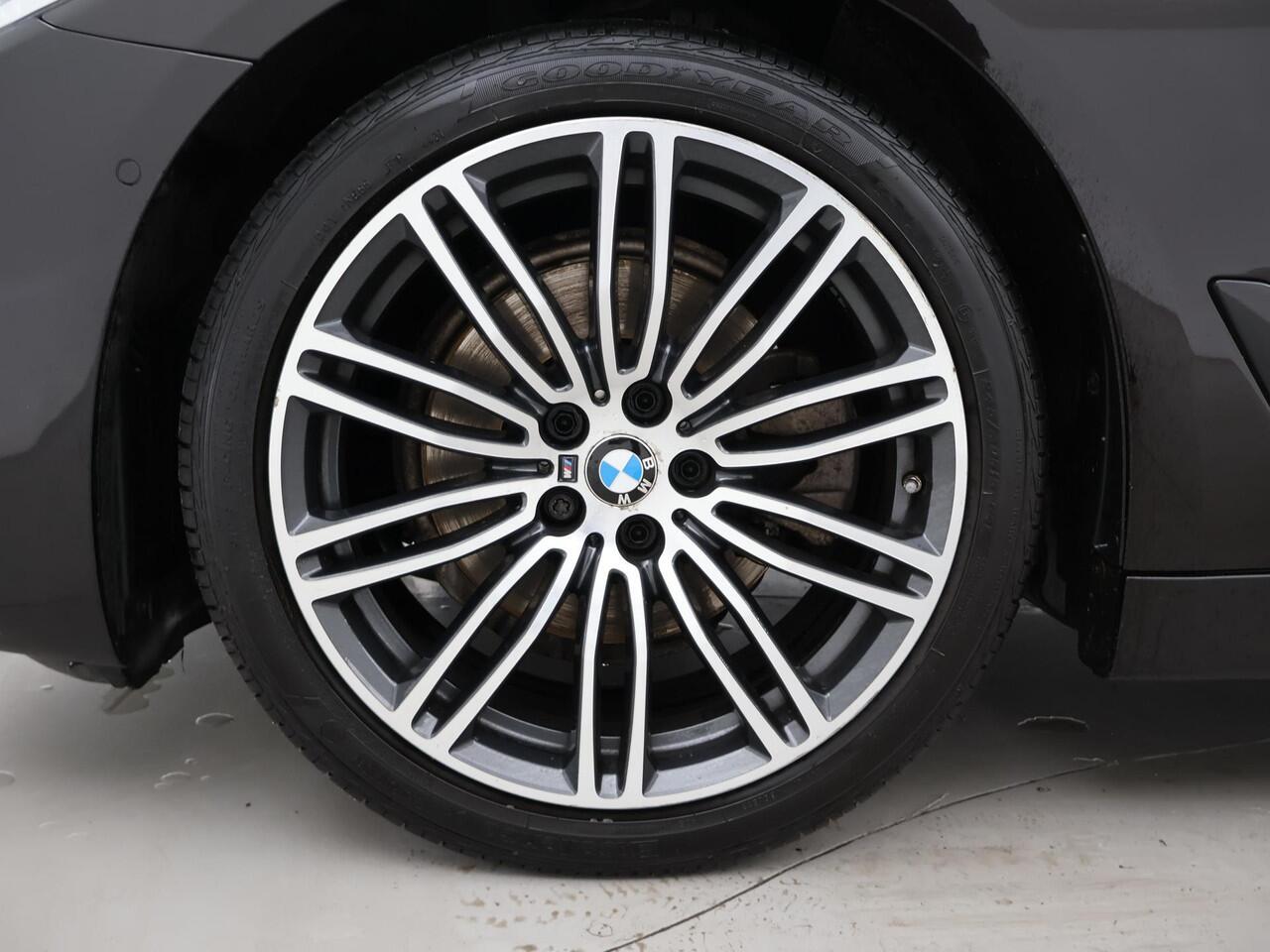 BMW 5-SERIE Touring 520i 184 PK M-SPORT H.E. AUT. *ALMANDINBRAUN* + PANORAMA | NAPPA LEDER | HEAD-UP | 19 INCH