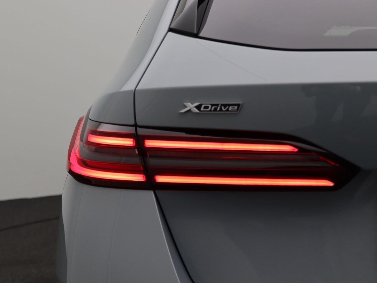 BMW 5-SERIE Touring 540d xDrive M Sportpakket Pro | Innovation Pack | Driving Assist Prof | Harman-Kardon | Panoramadak | 20"