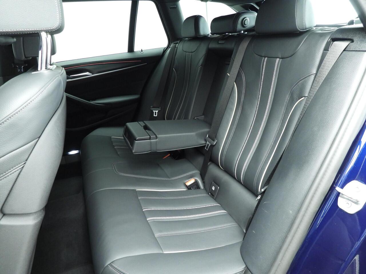 BMW 5-SERIE Touring 520i | M-Sportpakket | LED | Leder | Navigatie | Comfortzetels | Chrome line | DAB | Hifi speakers | Alu 18 inch