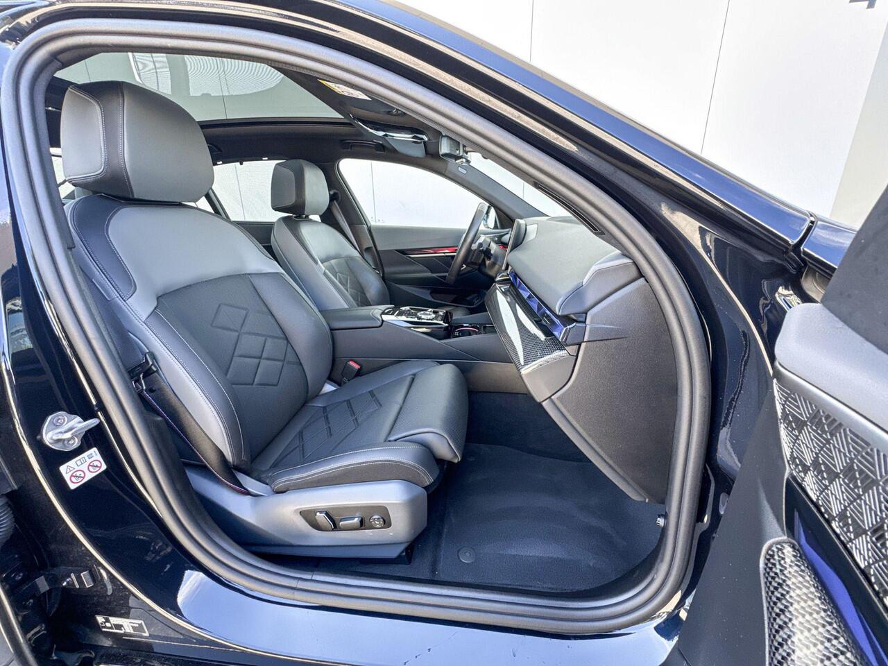 BMW 5-SERIE Sedan 550e xDrive M-Sport Pro / Bowers & Wilkins / Driving Assistant Professional / Stoelventilatie / Comfortstoelen / Head-up / Adaptief onderstel Professional / Stuurwielrand verwarming / Stoelverwarming voor & achter / Craftedclarity / Parking Assistan