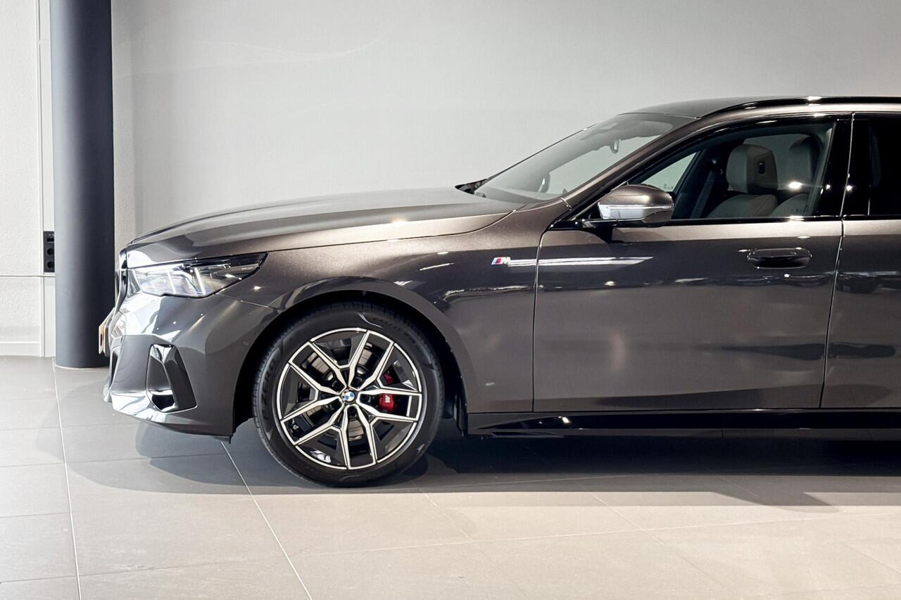 BMW 5-SERIE Touring 520i | M Sport | Glazen Panoramadak | Harman Kardon | Trekhaak |