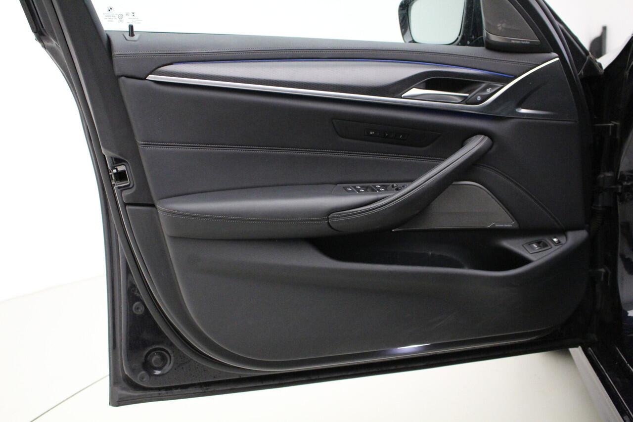 BMW 5-SERIE Touring 530e M-Sport | Trekhaak | Harman Kardon | Panorama | Active Cruise Control | Head-Up | Privacy glass