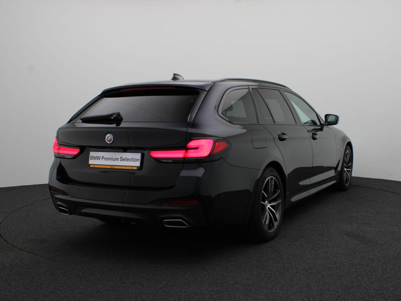 BMW 5-SERIE Touring 530e High Executive | M Sportpakket | Parking Pack | Trekhaak | Panoramadak | Laserlight | 18''