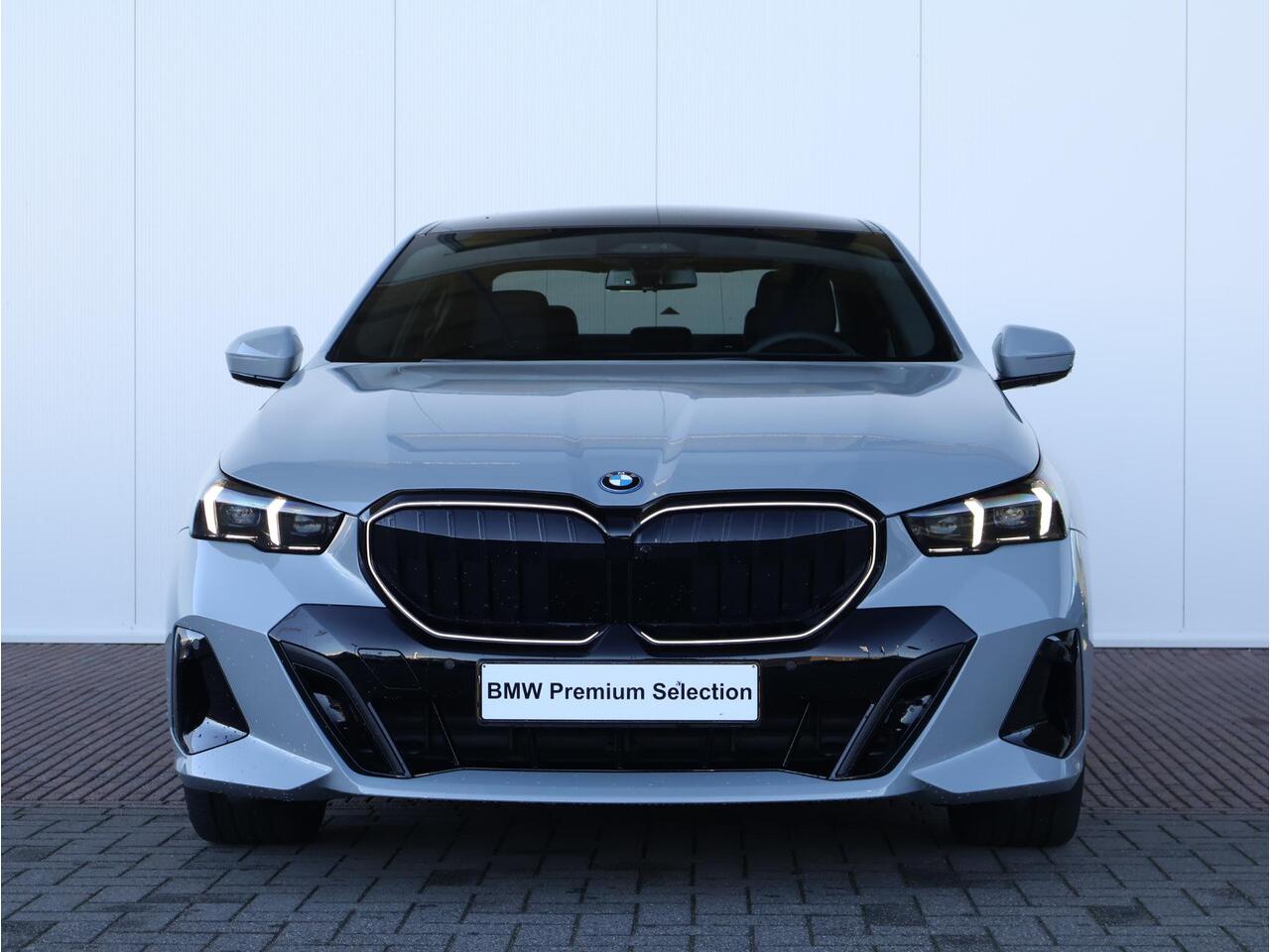 BMW 5-SERIE 530e M Sport Edition M Sportpakket Pro/ Comfort Access/ Elektrische Trekhaak/ panoramadak/ Driving Assistant Professional/ Bowers & Wilkins/ Stuurwiel Verwarming