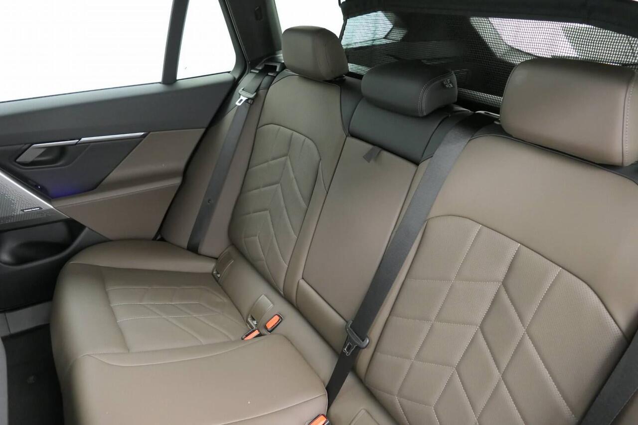 BMW 5-SERIE Touring 520i M-Sport | Panorama | Driving Assistant Plus | Harman Kardon | Standkachel | Trekhaak | Carbon interieurlijsten Mild Hybrid