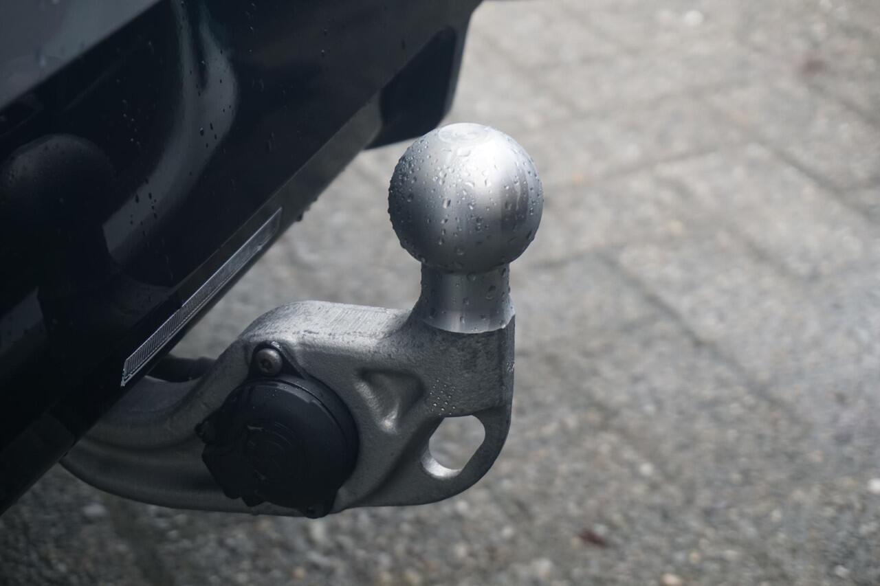 BMW 5-SERIE Touring 550e xDrive M Sportpakket Pro | Panoramadak | Bowers & Wilkins | Trekhaak | Comfort Pack | Innovation Pack