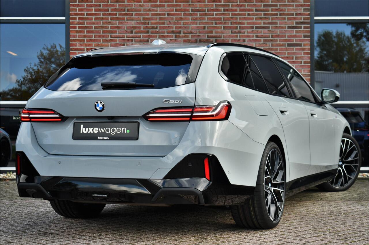 BMW 5-SERIE Touring 520i M-Sport Pano Trekh B&W 21inch ACC 360 HUD Stoelventilatie Brooklyngrau