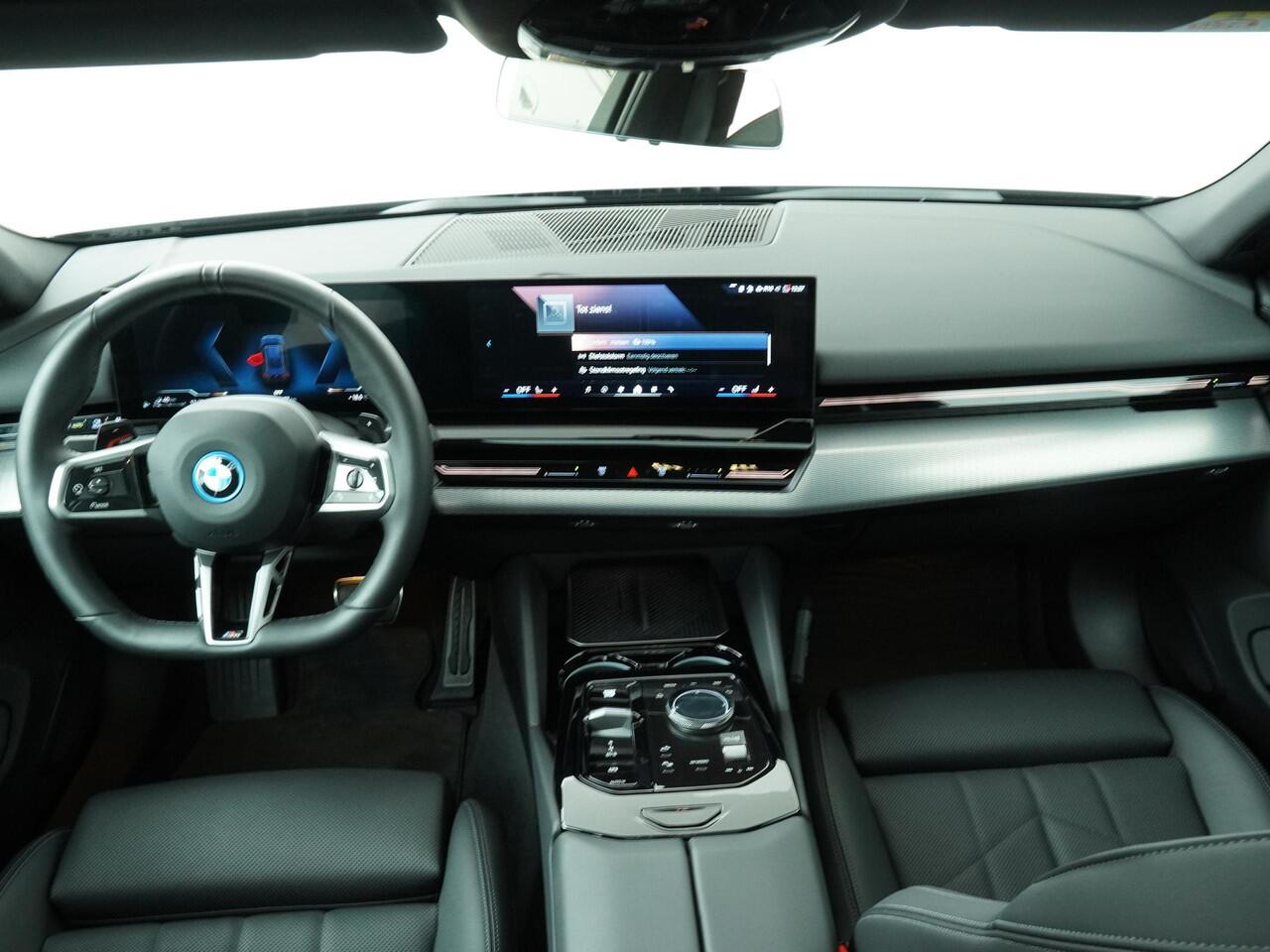BMW 5-SERIE Touring 530e M Sportpakket | Panoramadak | Trekhaak | Driving Assistant Plus | Harman Kardon |