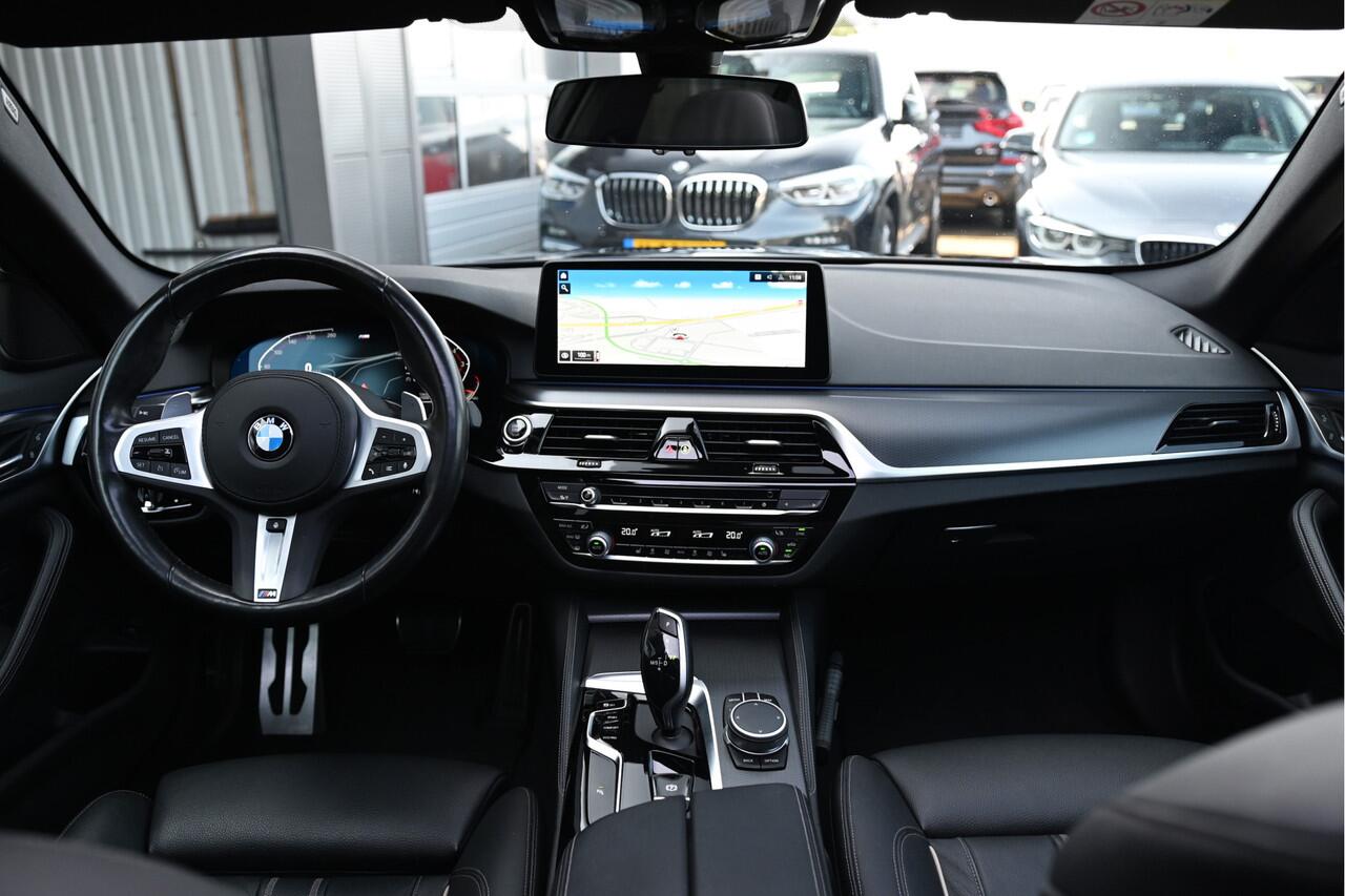 BMW 5-SERIE Touring 520i High Executive M Sport Automaat / Panoramadak / Trekhaak / Laserlight / Achteruitrijcamera / M Sportonderstel / Head-Up / Stuurverwarming