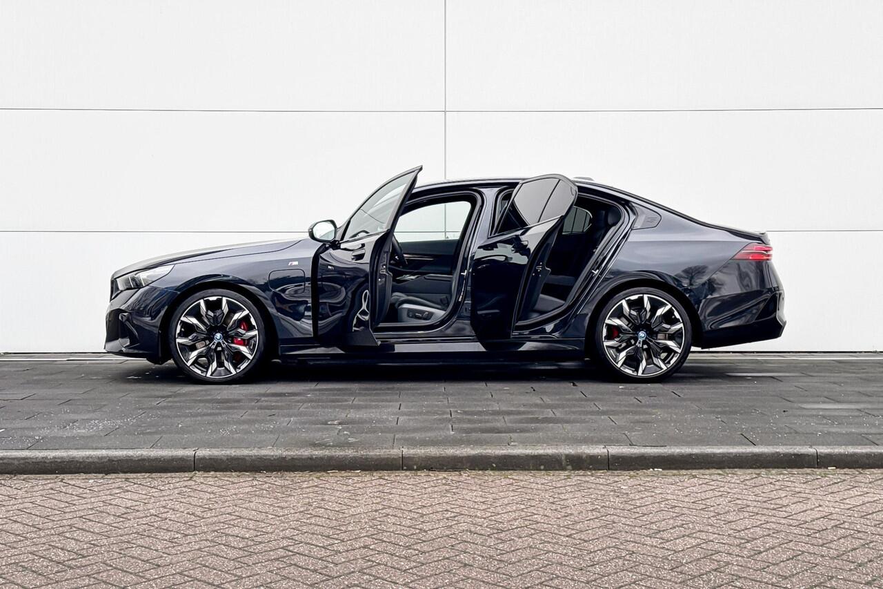 BMW 5-SERIE Sedan 550e xDrive M-Sport PRO | Trekhaak | Adaptive M-Onderstel | Panoramadak | Bowers & Wilkins