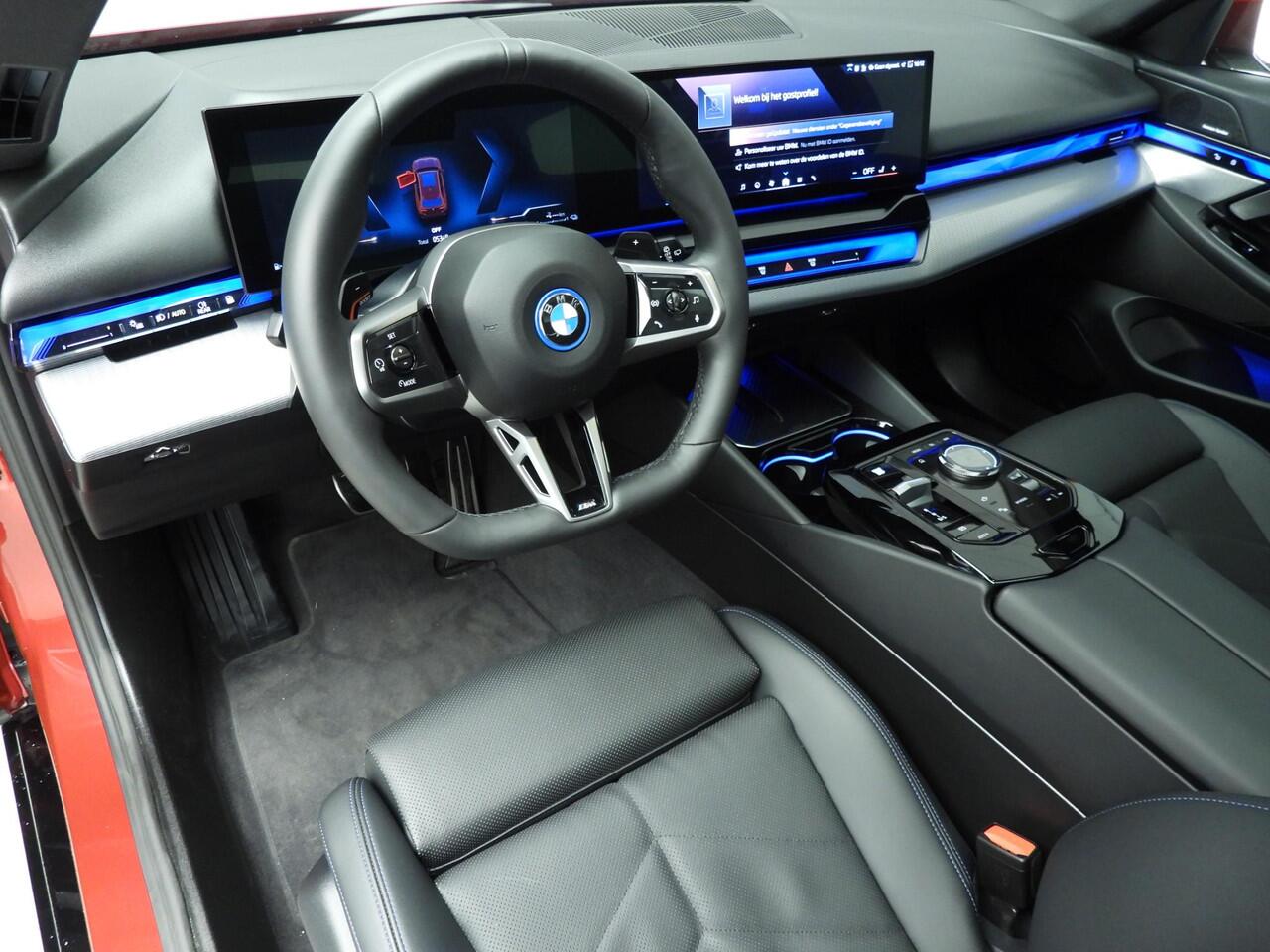 BMW 5-SERIE Touring 530e M-Sportpakket | LED | Navigatie | Trekhaak | Schuifdak | Active cruise | DAB | Harman-kardon sound | Alu 19 inch