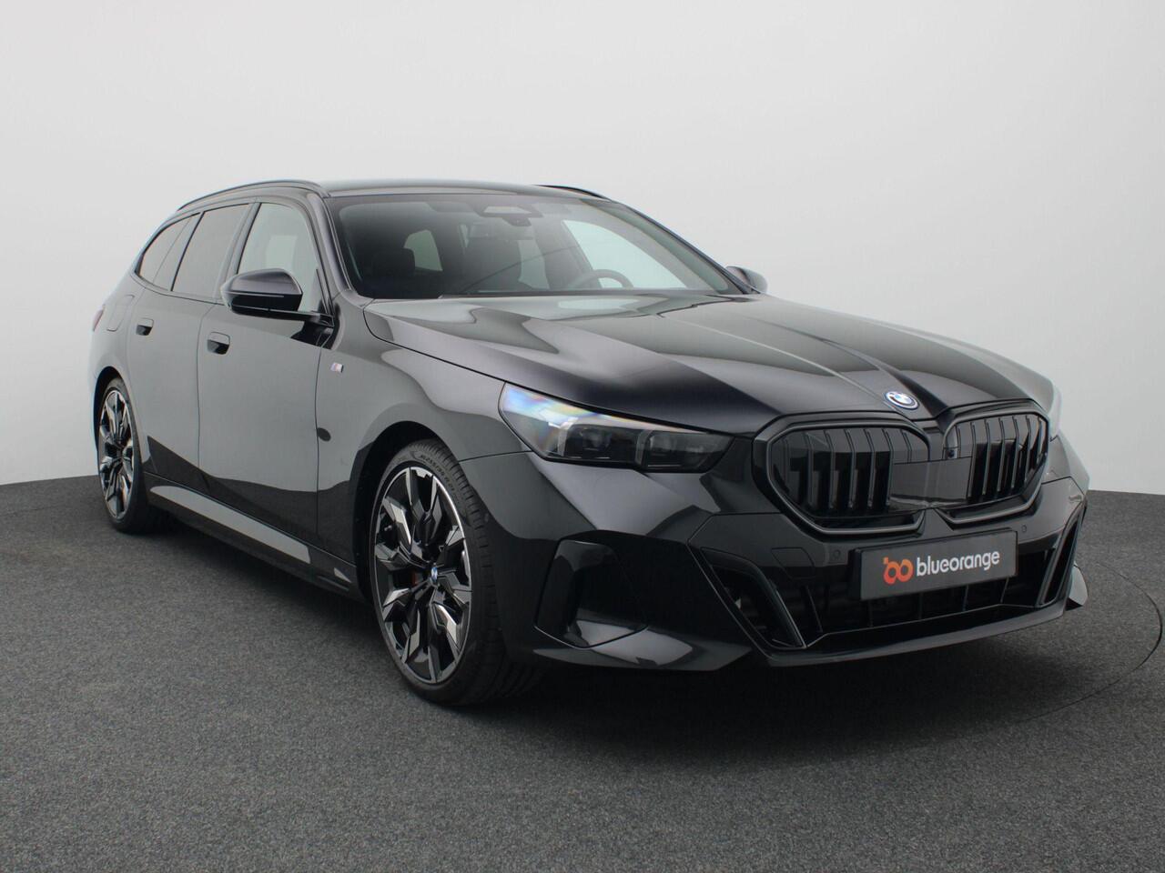 BMW 5-SERIE Touring 530e M Sport Pro Edition 299PK AUT. Panoramadak, Keyless, Memorystoel, Head-Up Display, Elektr. Achterklep, Stoelverwarming+Koeling, Stuurverwarming, Volleder, Trekhaak, 21" LM Velgen
