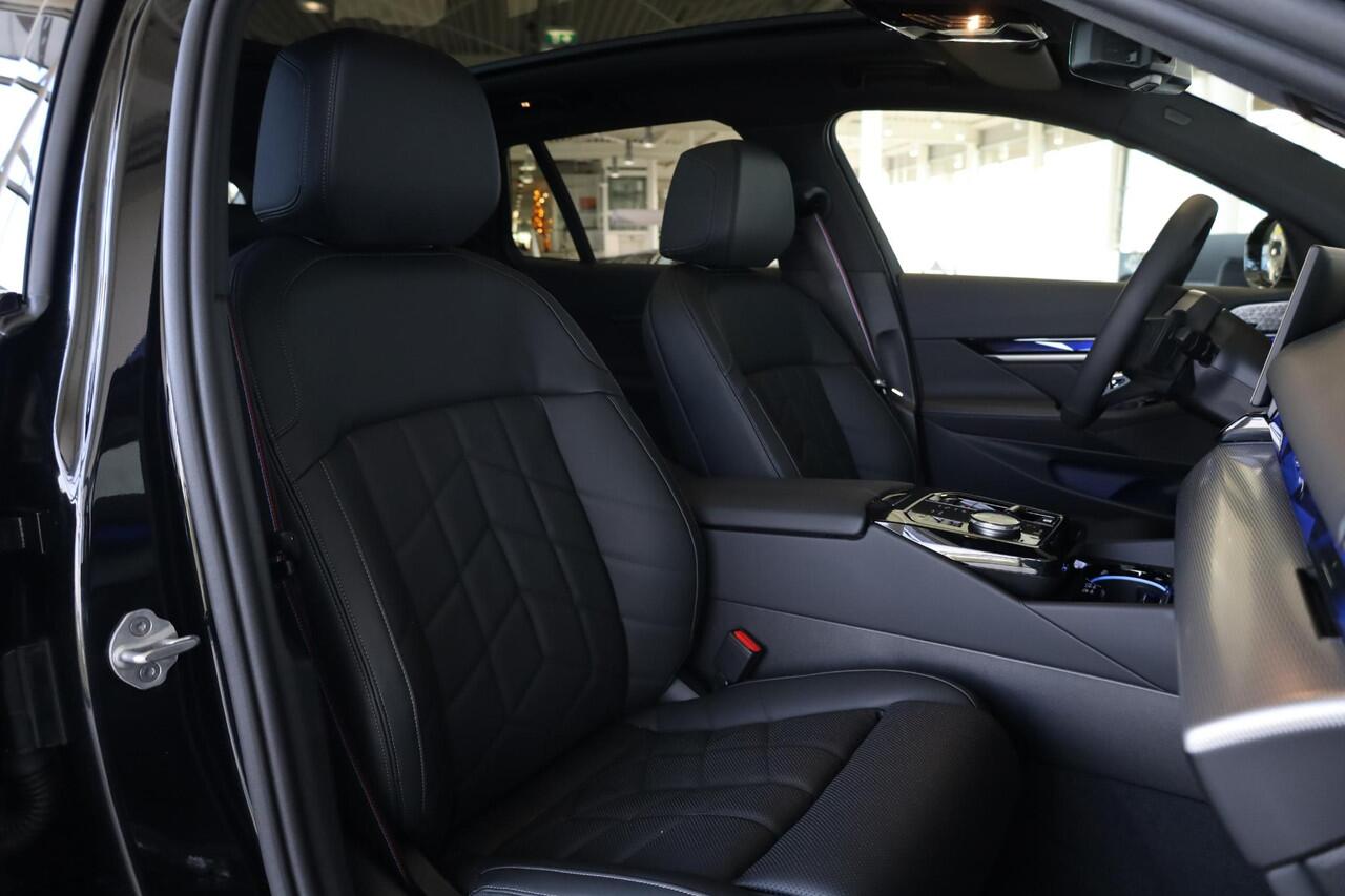 BMW 5-SERIE Touring 550e xDrive M Sportpakket Pro | Panoramadak | Head-Up | Bowers & Wilkins | Driving Assistant Professional | 360 Camera | Comfort Pack | Adaptieve LED | Trekhaak