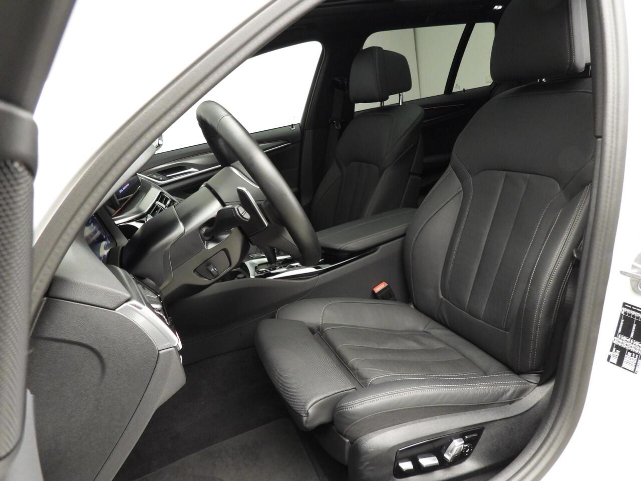 BMW 5-SERIE Touring 520d | M-Sportpakket | Laserlicht | Leder | HUD | Active cruise | Schuifdak | Comfortzetels | Keyles go | DAB | Hifi speakers | Alu 18 inch