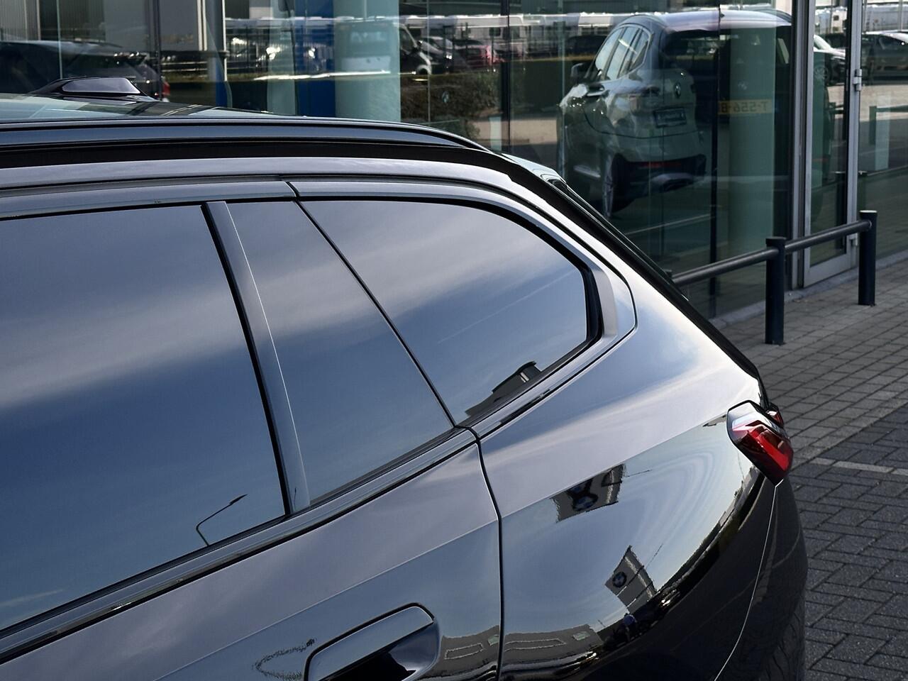 BMW 5-SERIE Touring 530e M Sport Automaat / Trekhaak / Adaptieve LED / Parking Assistant Plus / Comfort Access / M Sportonderstel / Live Cockpit Professional