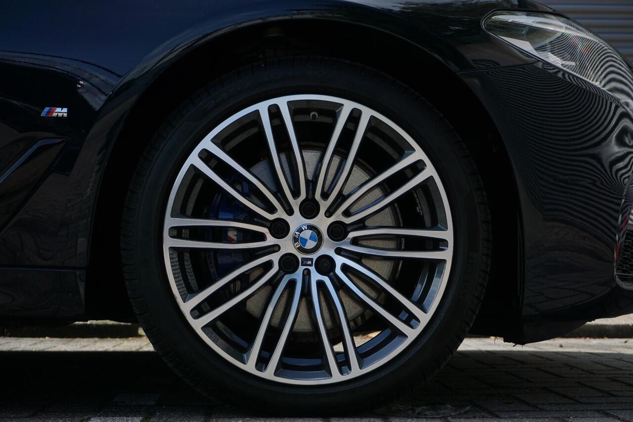 BMW 5-SERIE 530e xDrive M Sportpakket | Entertainment | 19 inch M Dubbelspaak (styling 664M)in Orbit Grey | Pack BMW Head-Up Display | Harman Kardon Surround Sound Systeem |