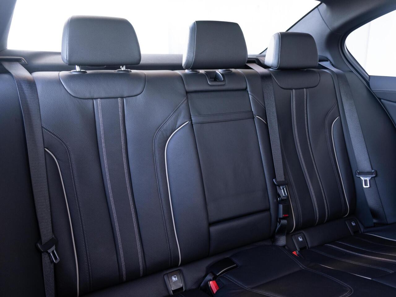 BMW 5-SERIE Sedan 540i | High Executive | Luxury Line | Parking Pack | 18 inch | Comfort Access | Driving Assistant | BMW Laserlight | Active Cruise Controle