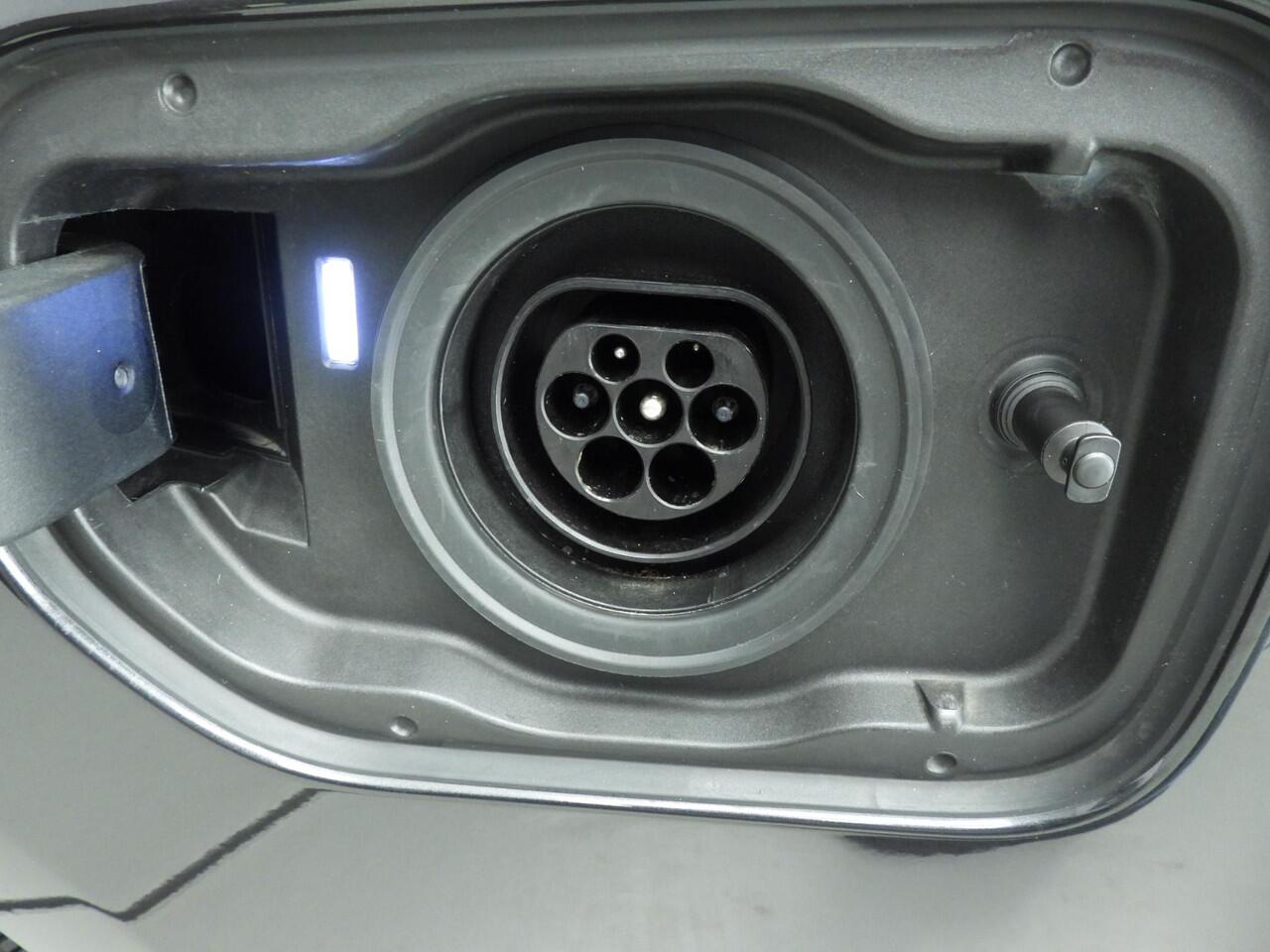 BMW 5-SERIE Touring 530e | LED | Navigatie | Sportstoelen | Chrome line | Stoelverwarming | DAB | Alu 18 inch