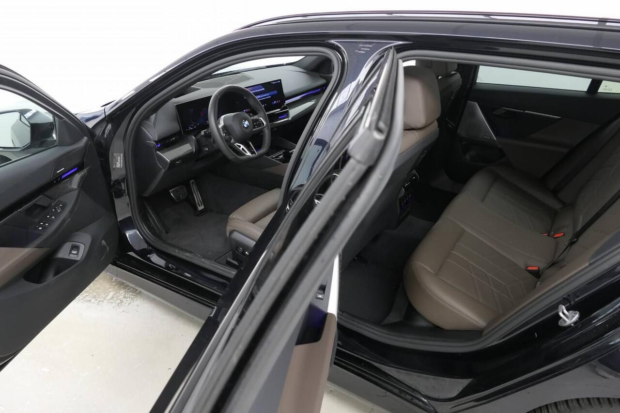 BMW 5-SERIE Touring 520i M-Sport | Panorama | Driving Assistant Plus | Harman Kardon | Standkachel | Trekhaak | Carbon interieurlijsten Mild Hybrid
