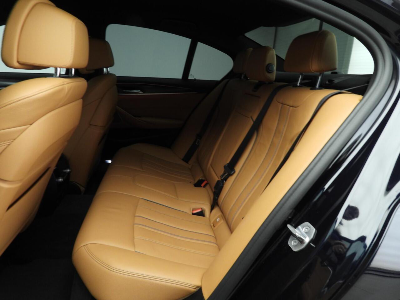 BMW 5-SERIE Sedan 540i | M-Sportpakket | LED | Leder | Navigatie | Comfortzetels | Stoelverwarming | DAB | Harman-kardon sound | Alu 19 inch