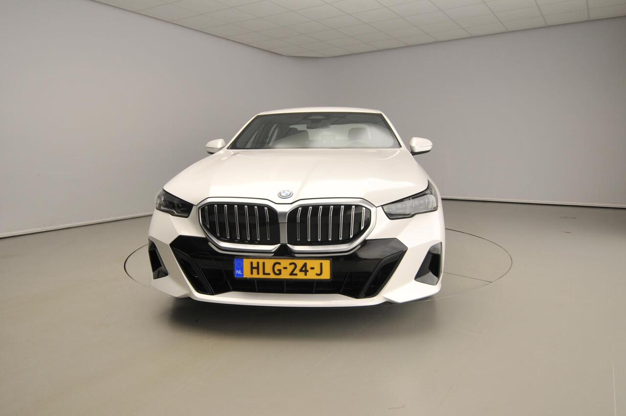 BMW 5-SERIE Sedan 530e | M-Sportpakket | LED | Navigatie | Sportstoelen | Stoelverwarming | DAB | Harman-kardon sound | Alu 20 inch