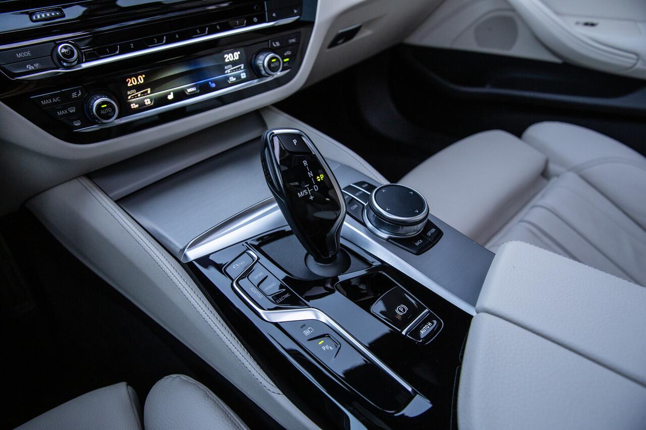 BMW 5-SERIE Touring 530e xDrive High Executive M-Sport , 4 wielsturing Panoramadak, Adap. cruise, Trekhaak, Laser