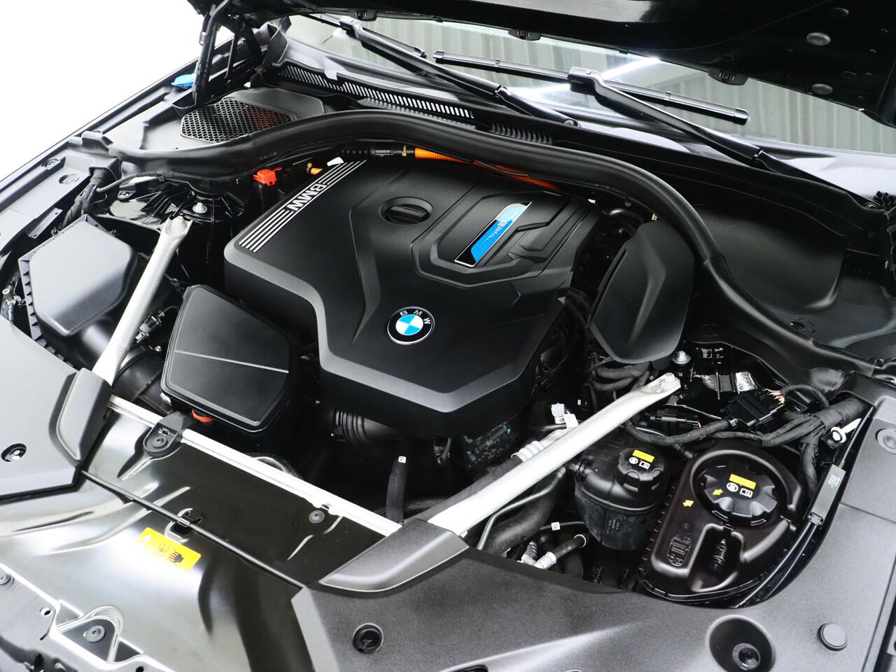 BMW 5-SERIE Touring 530e xDrive Full Black | Panoramadak | M Sportstuur | Sfeerverlichting | Dodehoekdetectie | Carplay