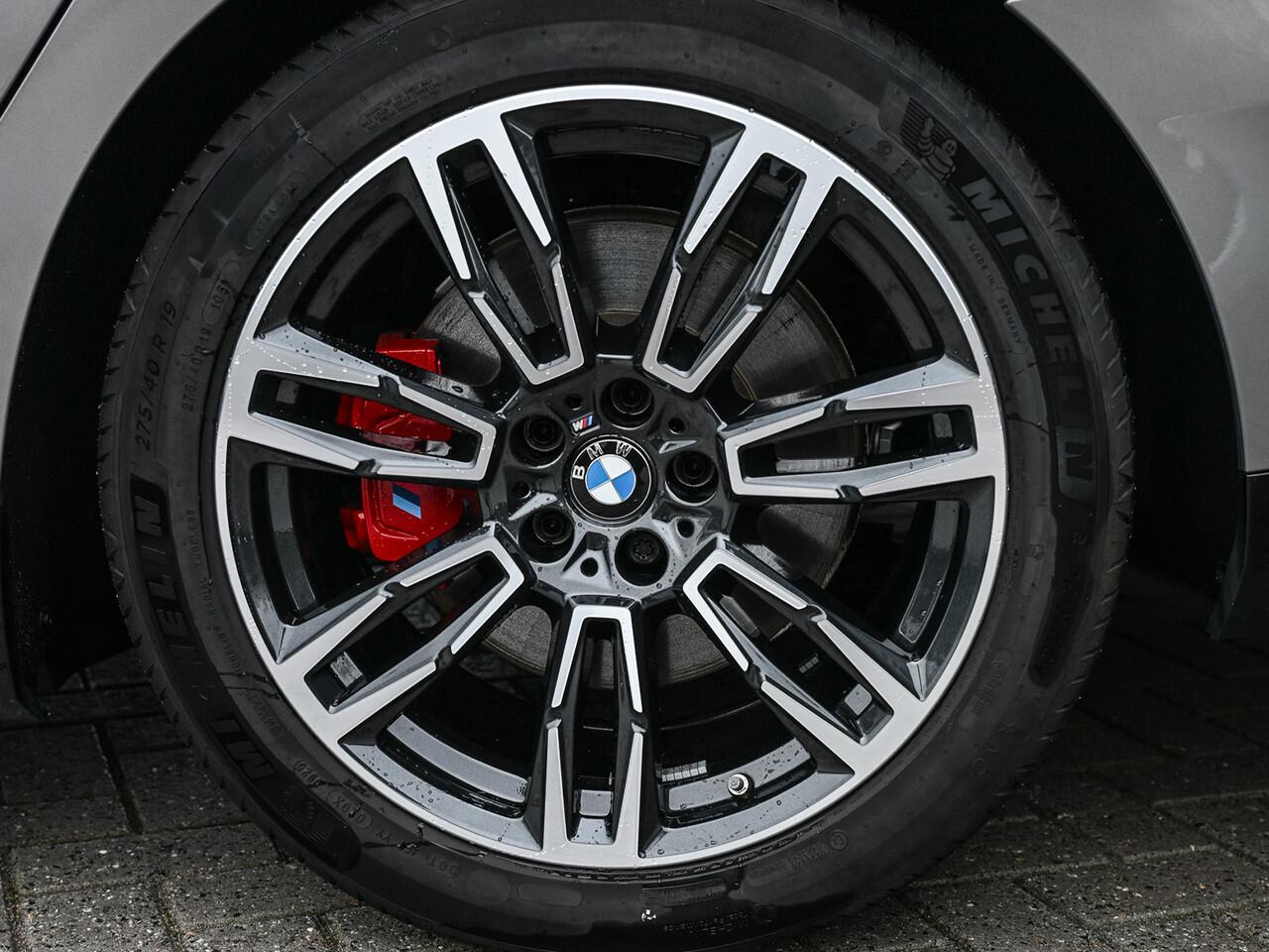 BMW 5-SERIE Touring 530e xDrive · M Sportpaket Pro ·Harman Kardon · M Sport Suspension · Adaptive Led · Driving Assistant Plus · Ambient Light · Bmw Iconic Glow · M Sport Brake, Red · Shadowline Lights · Panorama Glass Roof