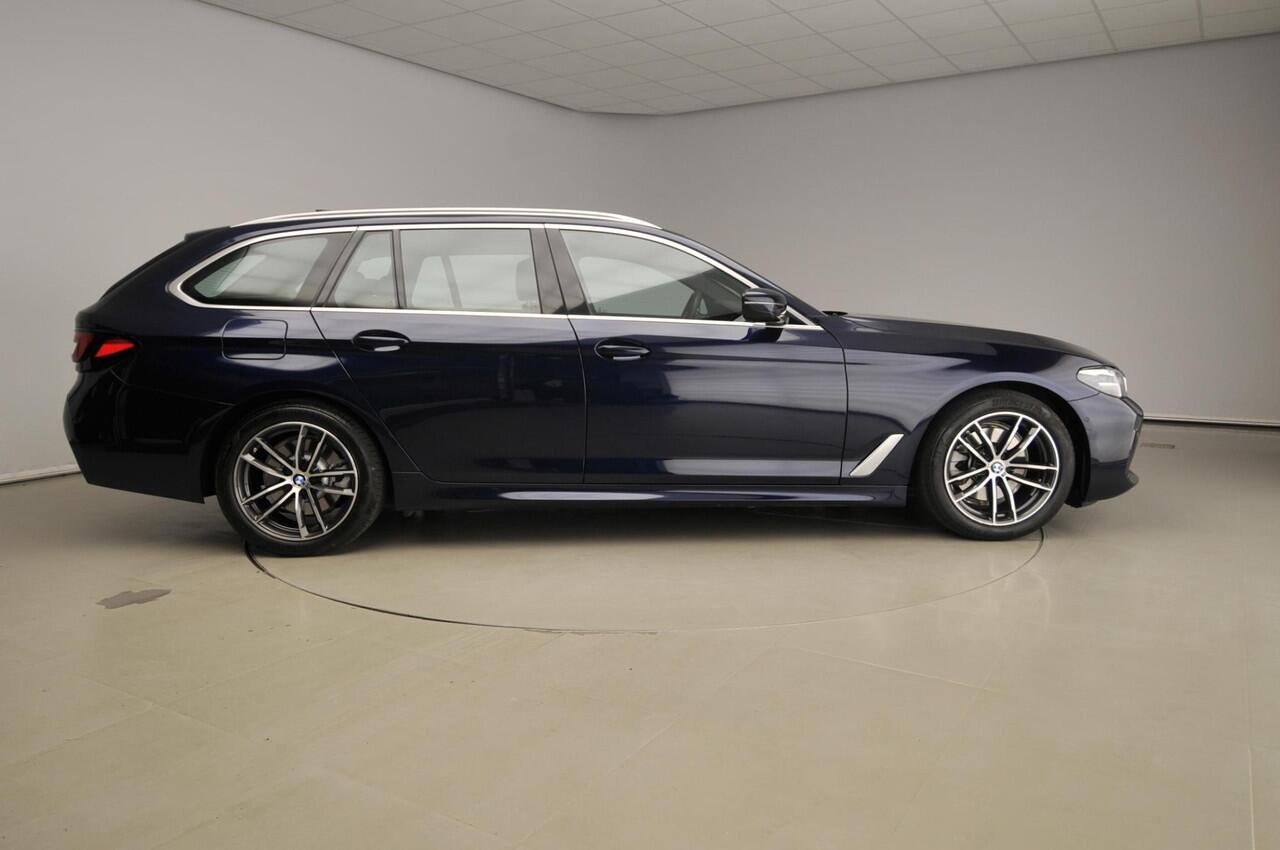 BMW 5-SERIE Touring 520i | M-Sportpakket | LED | Leder | Navigatie | Comfortzetels | Chrome line | DAB | Hifi speakers | Alu 18 inch