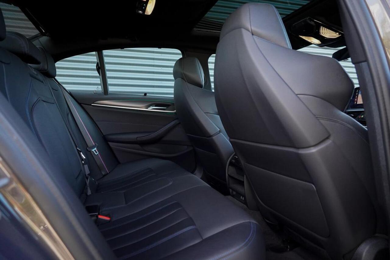 BMW 5-SERIE 530i High Executive Edition / M-Sport / Laser / M-Stoelen / Schuifdak / Adaptive Cruise