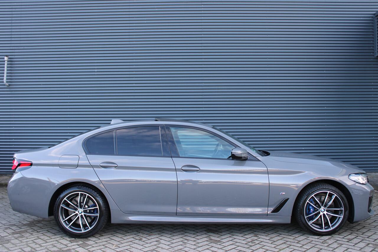 BMW 5-SERIE 520e M-Sport Panoramadak Laser Leer Comfort-Zetels