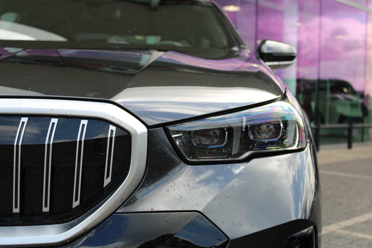 BMW 5-SERIE 530e M Sport Automaat / Panoramadak / Parking Assistant Professional / Adaptieve LED / Comfort Access / Stoelventilatie / Stuurverwarming / M Sportonderstel