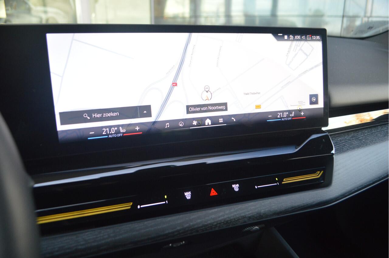 BMW 5-SERIE Touring 530e M Sport Automaat / Trekhaak / M Sportonderstel / Achteruitrijcamera / Comfort Access / Adaptieve LED / Stoelverwarming