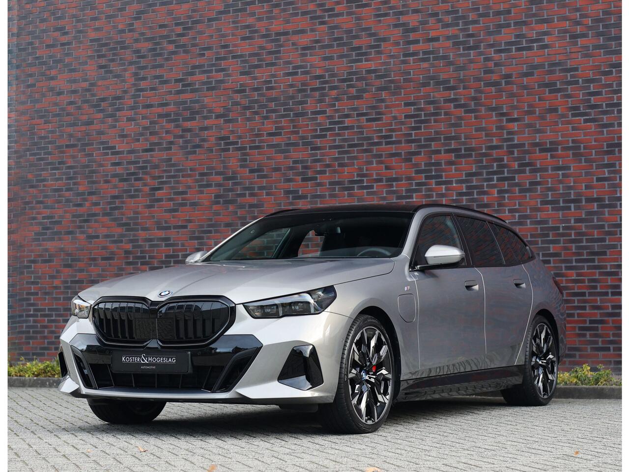 BMW 5-SERIE Touring 550e xDrive | Sportstoel - Pano - Trekhaak - Bow&Wil