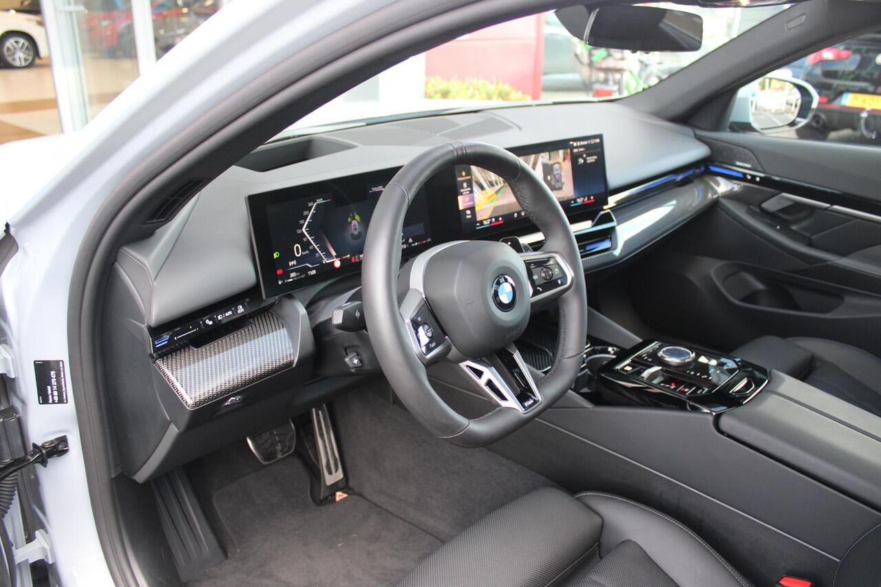 BMW 5-SERIE Touring 520i | M-SPORT INTERIEUR / EXTERIEUR | MULTIFUNCTIONELE SPORTSTOELEN, VOLLEDIG ELEKTRISCH MET GEHEUGEN | VOORSTOELEN VERWARMD / GEVENTILEERD | ACHTERBANK VERWARMD | HALF LEDER / HALF ALCANTARA BEKLEDING | GLAZEN PANORAMA DAK | HARMAN KARDON PREMIU