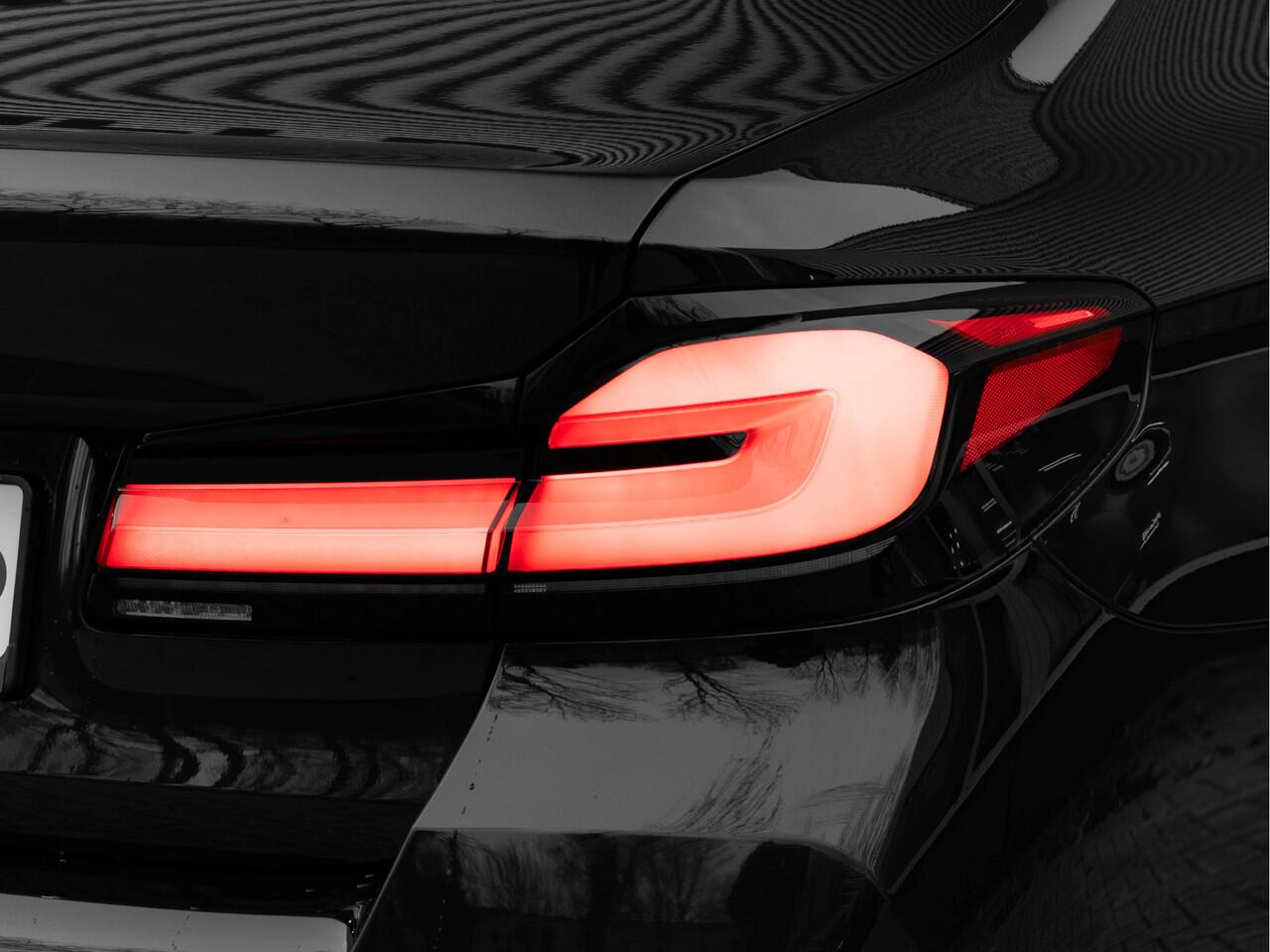 BMW 5-SERIE 530e M-Sport - Individual ''Crystal Casserit Black'' - Dak - Head-Up