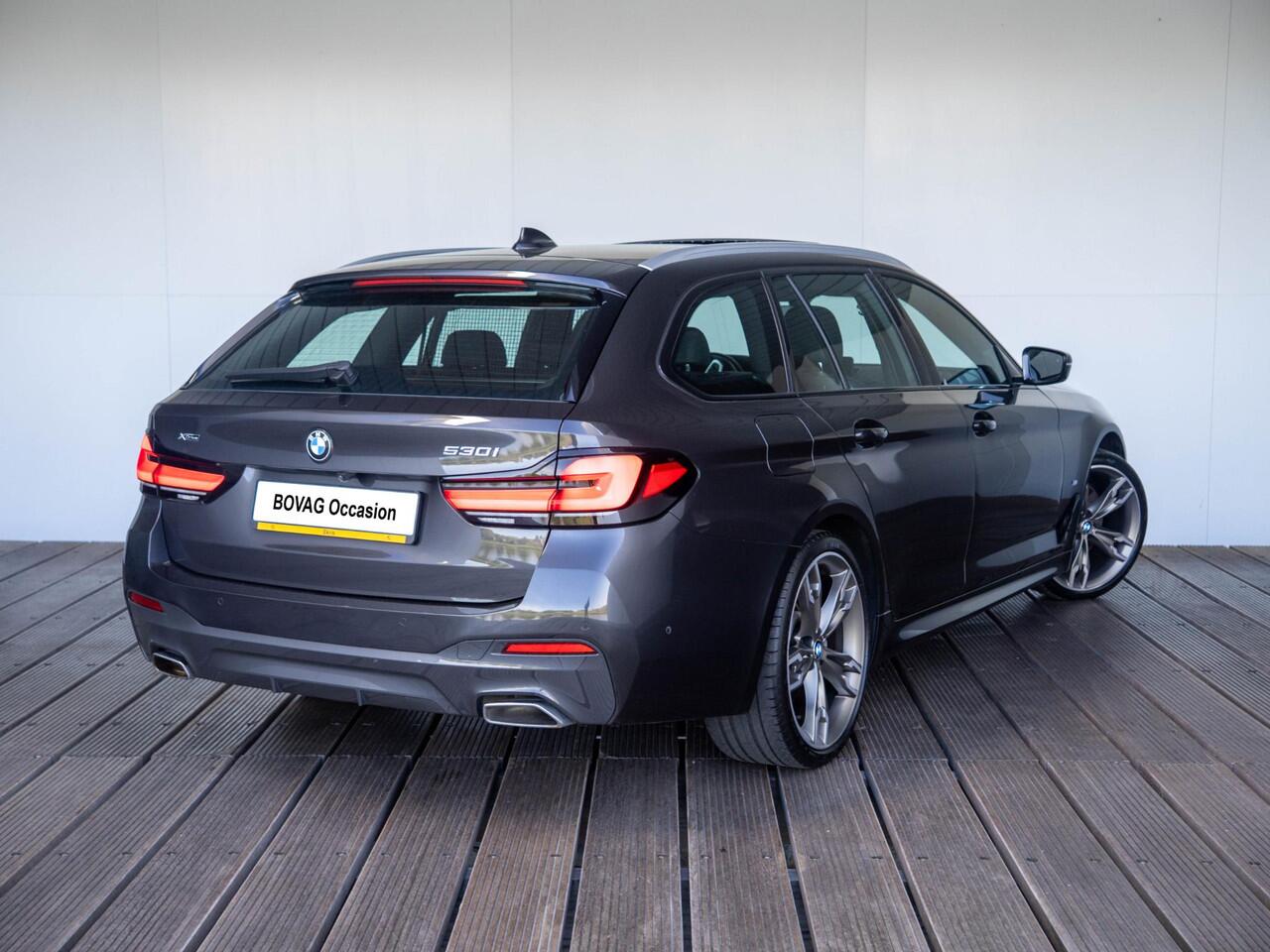 BMW 5-SERIE Touring 530i xDrive | M Sportpakket | Verwarmd Stuurwiel | Achteruitrijcamera | Panoramadak | Stoelverwarming | Head-Up Display | PDC