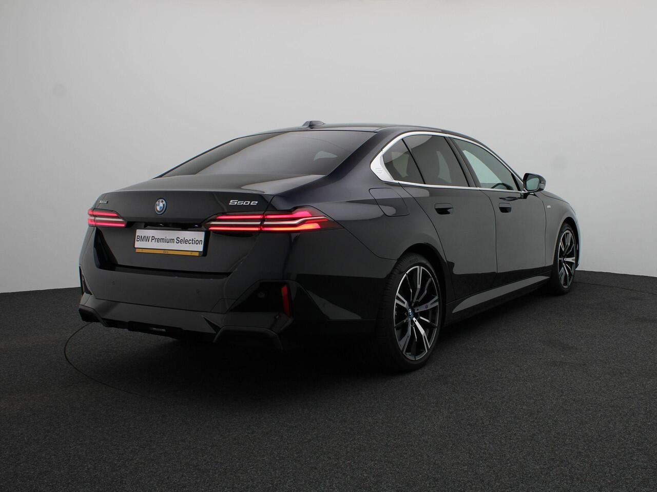 BMW 5-SERIE Sedan 550e xDrive M Sportpakket | Adaptief Onderstel Professional | Driving Assistant | Harman Kardon | 20''