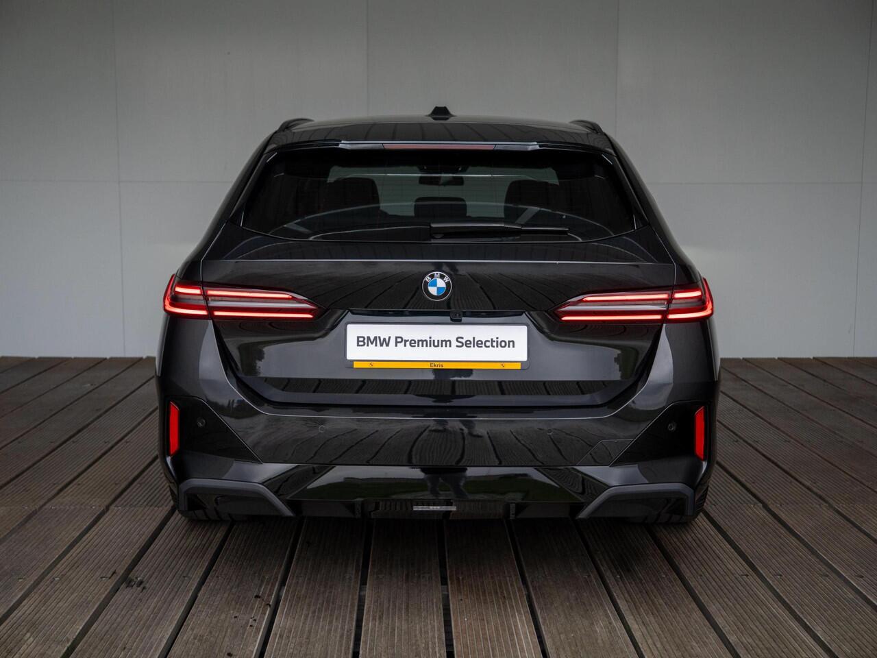 BMW 5-SERIE Touring 520i | M Sportpakket Pro | Innovation Pack | Panoramadak | Comfort Access | Stoelventilatie | Harman-Kardon | 20'' | Trekhaak