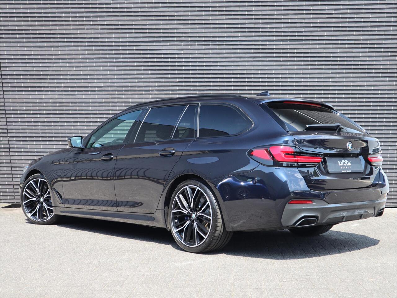 BMW 5-SERIE Touring 530d High Executive M Sport Pakket Automaat / Live Cockpit Professional / Panoramadak / Sportstoelen / 20 Inch / Laserlicht / Driving Assistant / M Sportremsysteem / Extra Getint Glas / Shadow Line / Head-Up Display