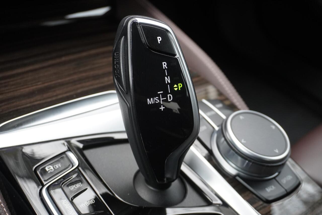 BMW 5-SERIE Sedan 530e High Executive | Luxury Line | Parking Pack | Driving Assistant | Parking Assistant Plus | HIFI System Harman Kardon