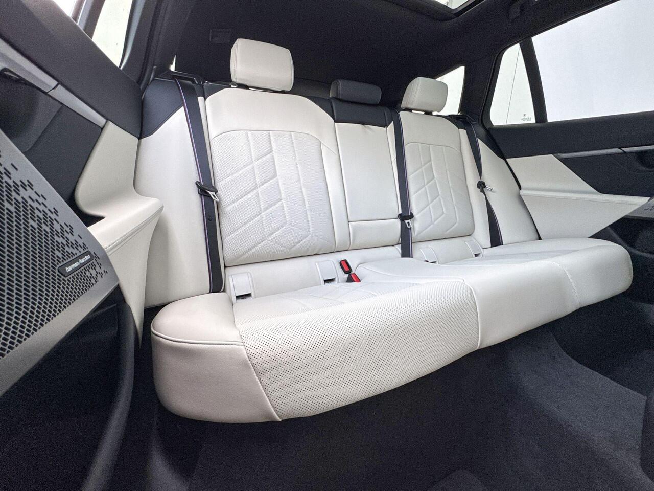 BMW 5-SERIE Touring 530e M Sport M-Sport Pro / Elektrisch Wegklapbare Trekhaak / 20 inch / Driving Assistant Professional / Innovation Pakket / Travel Pack