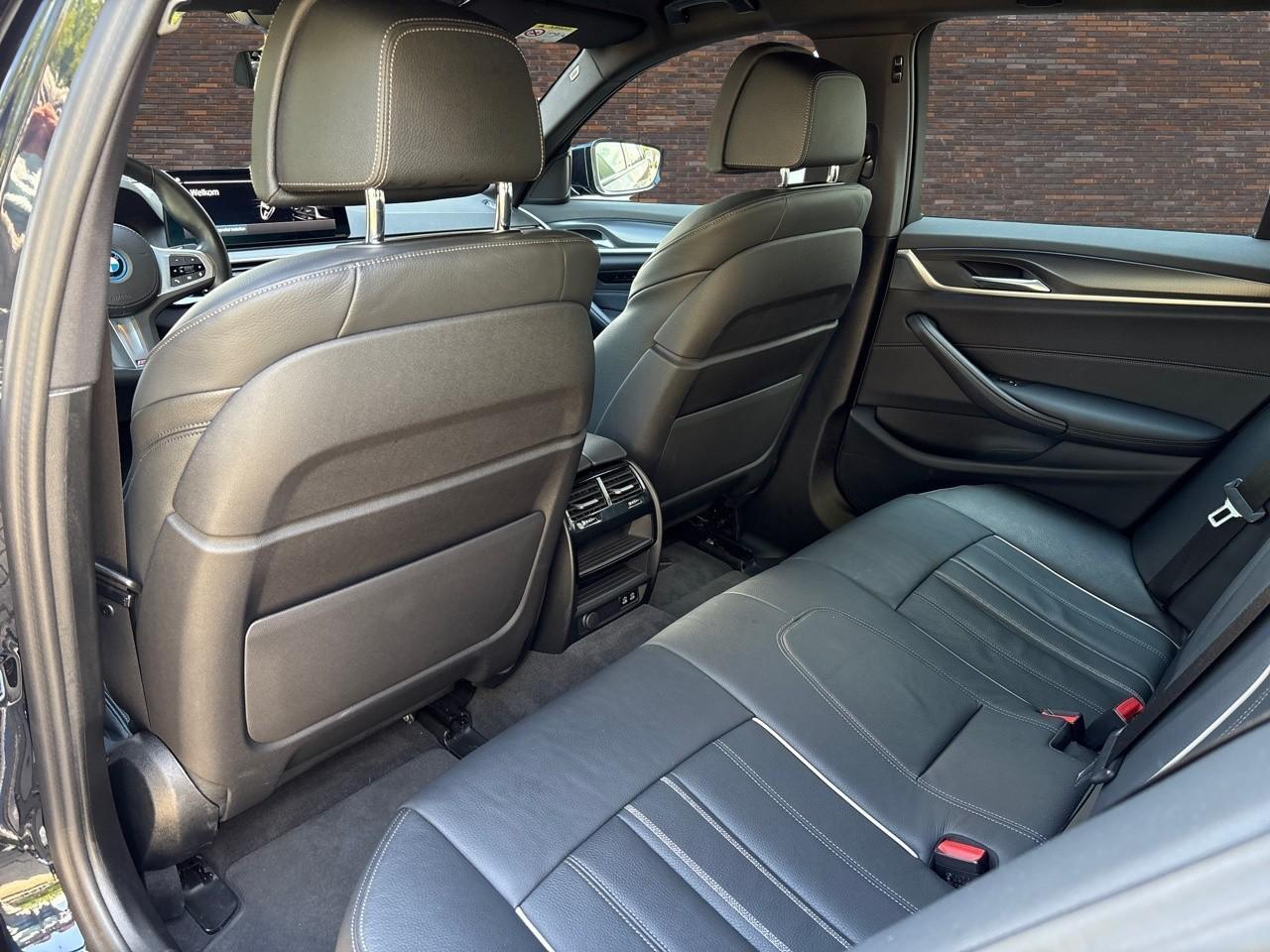 BMW 5-SERIE Touring 530e LEDER SPORTSTOELEN NAVIGATIE CRUISE