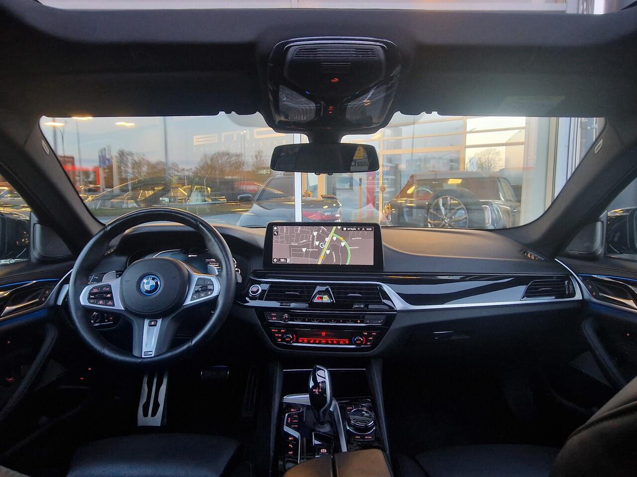 BMW 5-SERIE Touring 530e xDrive HE M-Sport Massage Panorama Soft close 4wielsturing HUD HK
