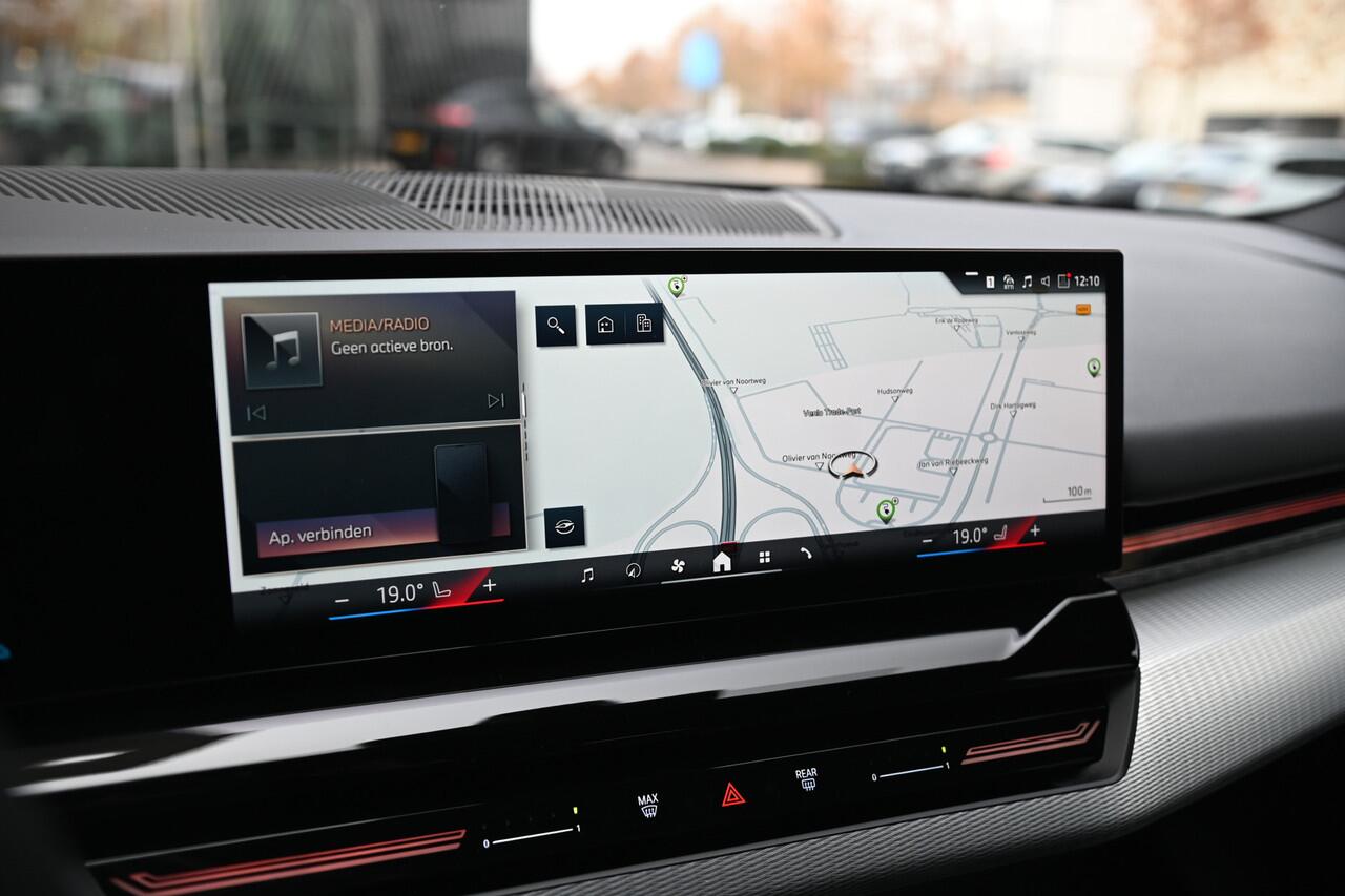 BMW 5-SERIE Touring 530e M Sport Automaat / Trekhaak / Adaptieve LED / Parking Assistant Plus / Stoelventilatie / Comfort Access / Live Cockpit Professional