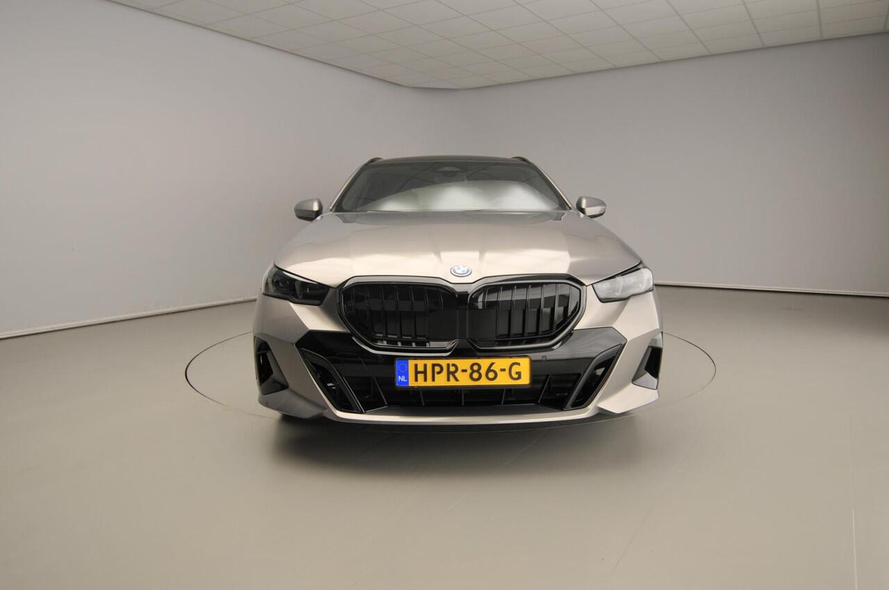 BMW 5-SERIE Touring 530e | M-Sportpakket | LED | Leder | HUD | Trekhaak | Schuifdak | Active cruise | DAB | Harman-kardon sound | Alu 21 inch | Ekris Selection